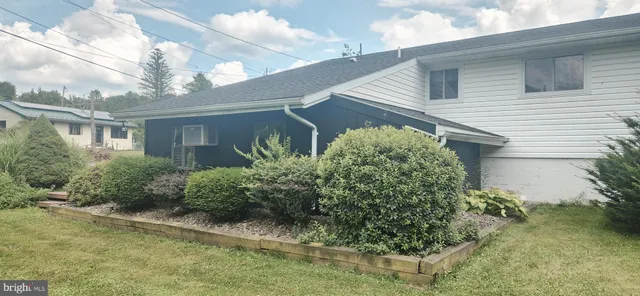 a view of a house with a backyard