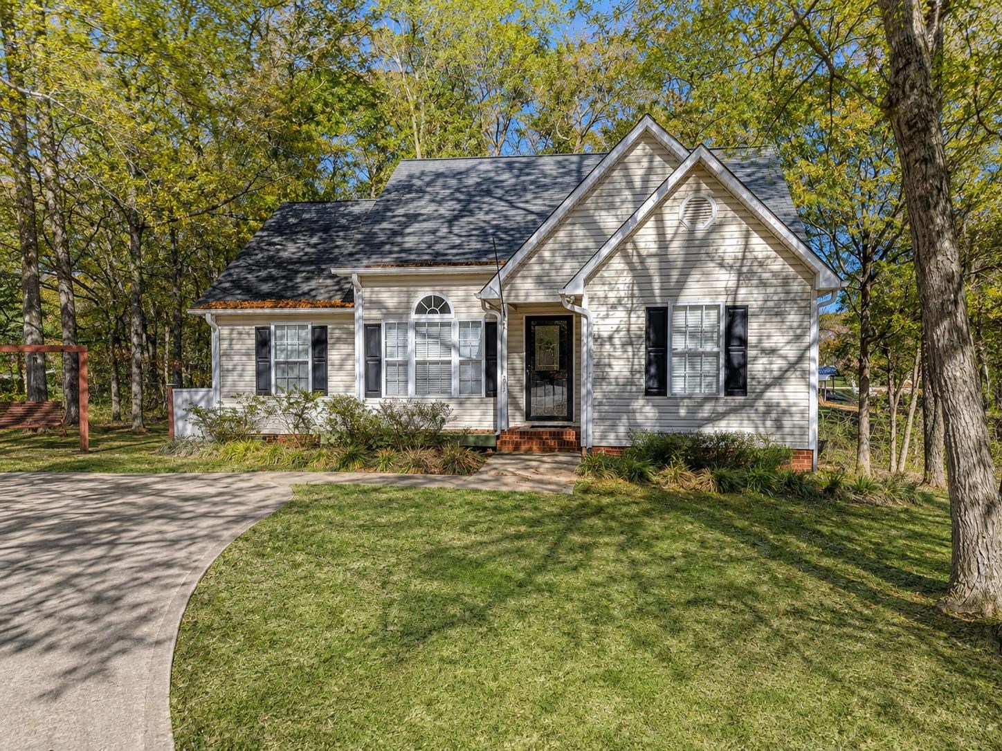 921 Hollyhock Court Boiling Springs, SC 29316 - Photo 2 of 34
