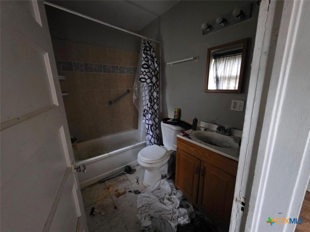 1214 South 19th Street Temple, TX 76504 - Photo 11 of 11 a bathroom with a toilet a sink and a bathtub