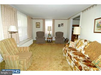 107 Summit Avenue Reading, PA 19607 - Photo 5 of 12 Living Room