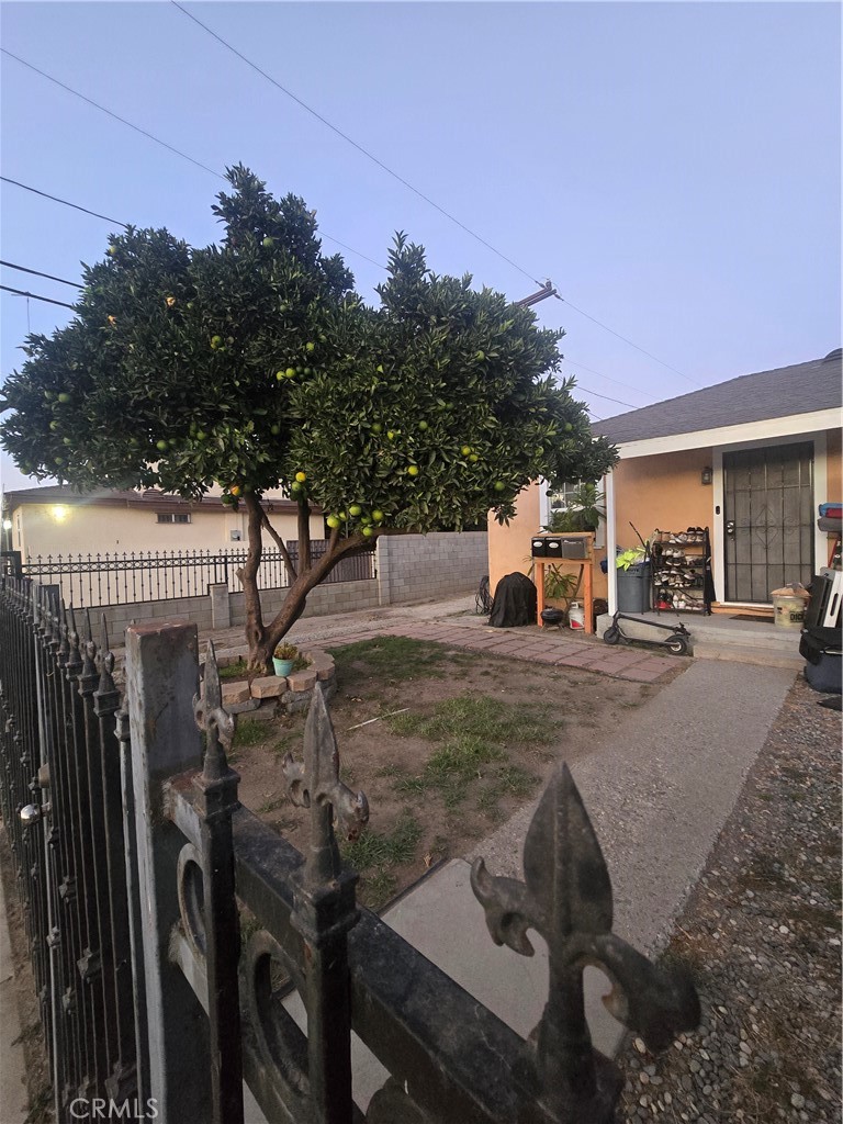 3374 1/2 Fashion Avenue Long Beach, CA 90810 - Photo 11 of 11 a view of outdoor space and yard