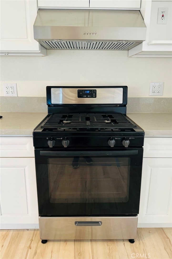 3374 1/2 Fashion Avenue Long Beach, CA 90810 - Photo 4 of 11 a stove top oven sitting inside of a kitchen