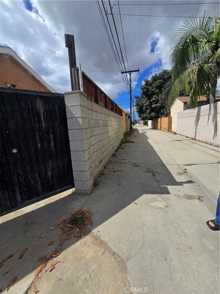 3374 1/2 Fashion Avenue Long Beach, CA 90810 - Photo 9 of 11 a view of a backyard