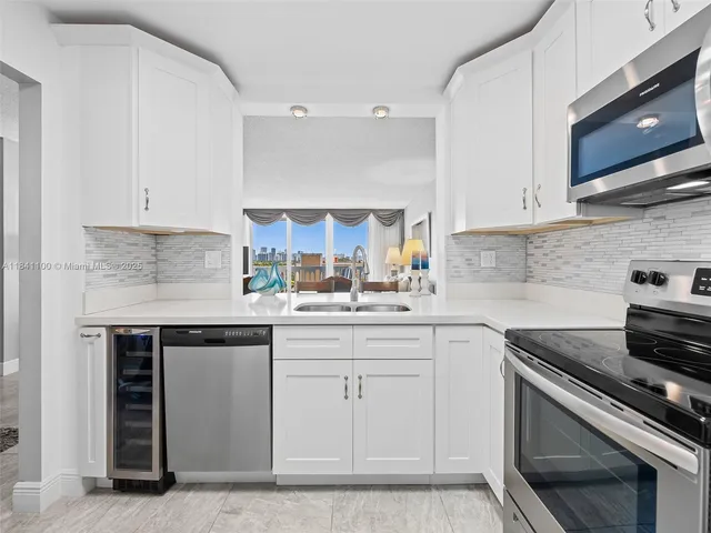 $349,000 | 401 Northeast 14th Avenue, Unit 808, Hallandale Beach, FL 33009