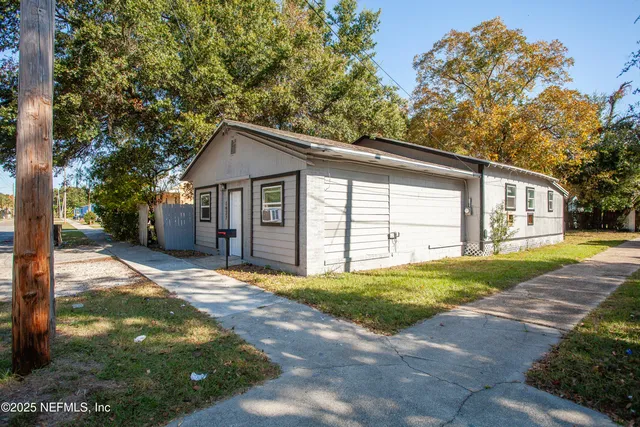 a view of a house with backyard and garden