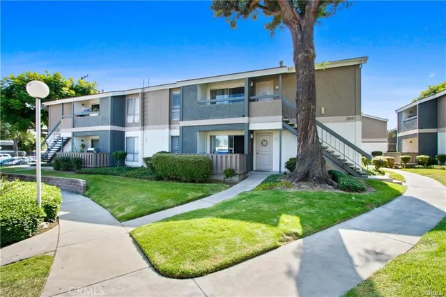 a view of a house with a yard