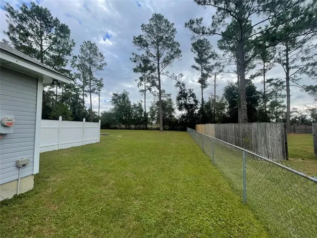 a view of a backyard