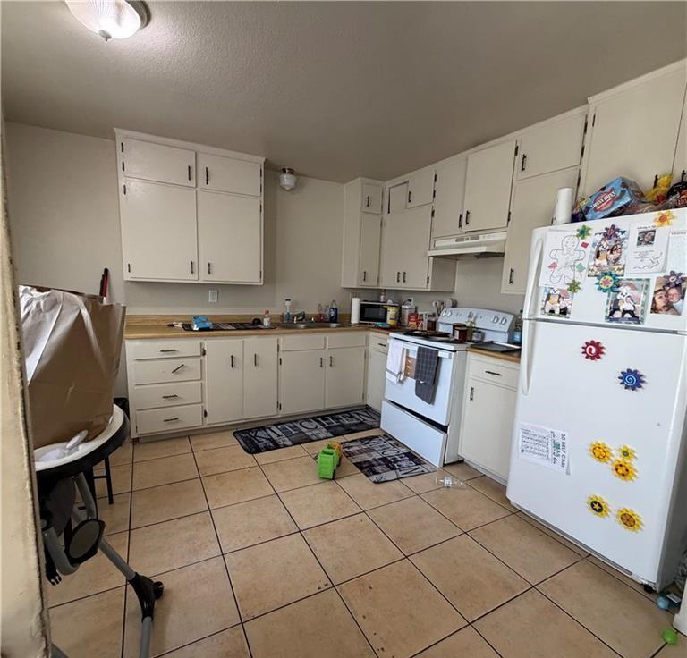 1567 Ellen Court Merced, CA 95341 - Photo 11 of 16 a kitchen with granite countertop a sink stove and cabinets