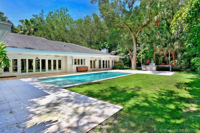 a view of house with a big yard