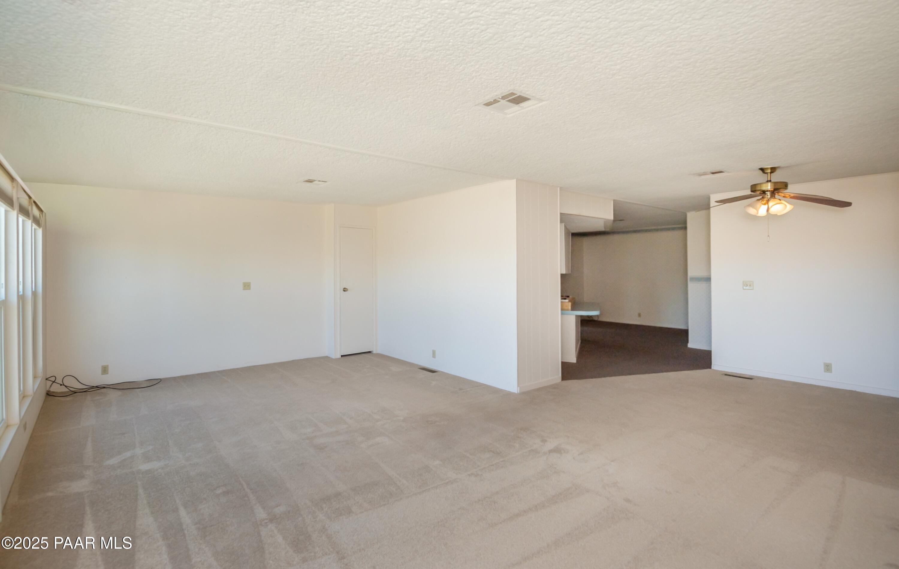 1085 North Swiss Road Dewey, AZ 86327 - Photo 11 of 34 Living Room