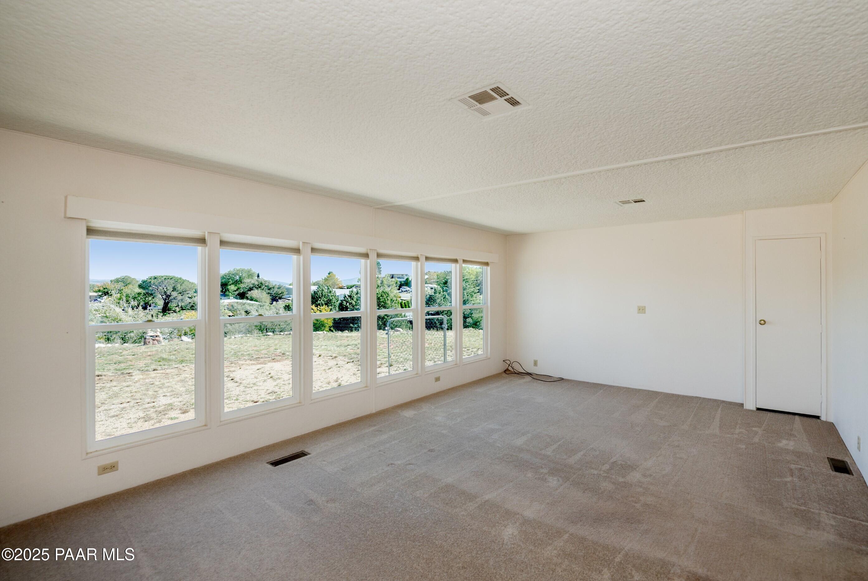 1085 North Swiss Road Dewey, AZ 86327 - Photo 10 of 34 Living Room
