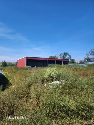 a view of a back yard