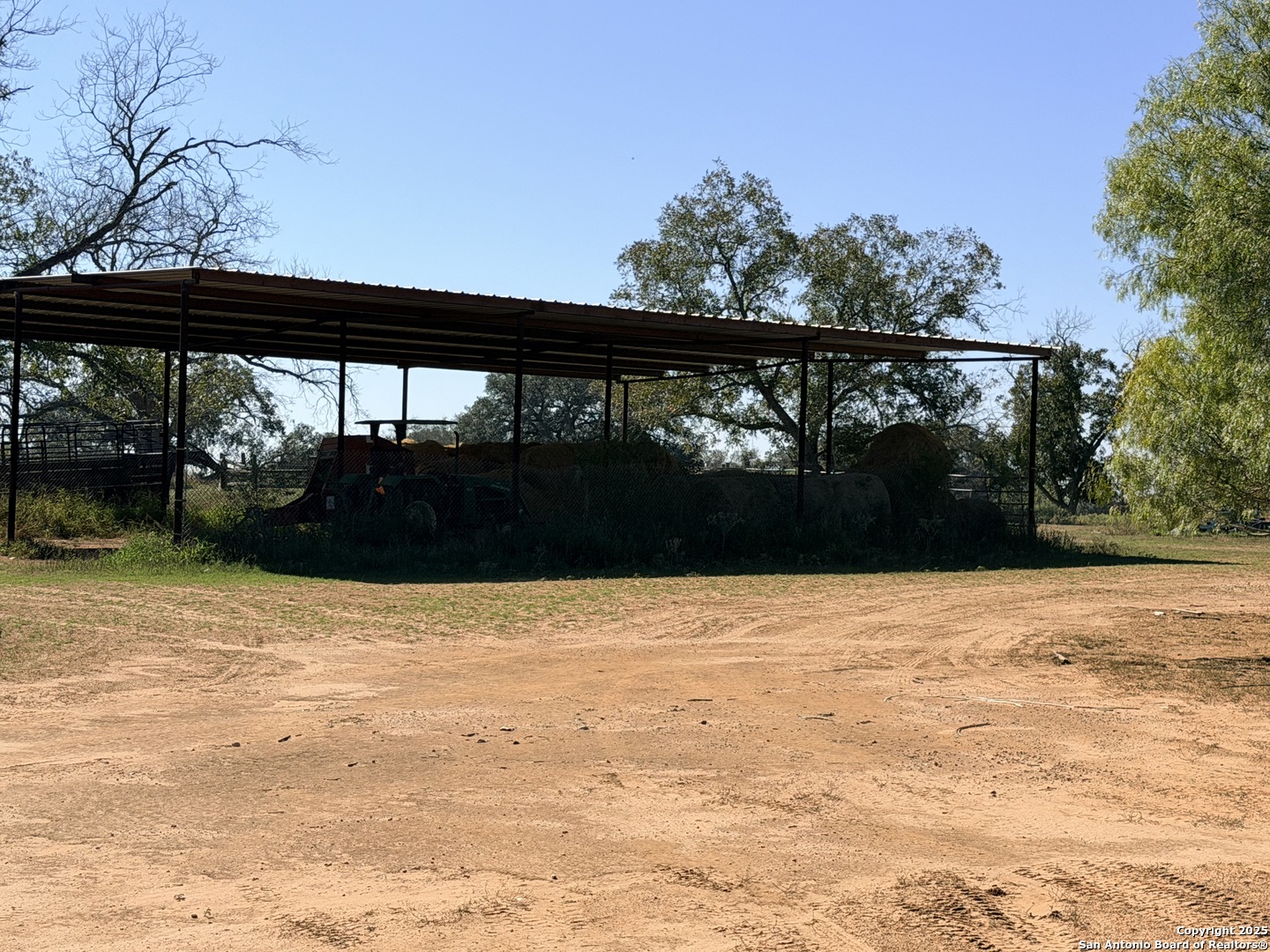 2880 2nd Street Pleasanton, TX 78064 - Photo 12 of 32 a view of a porch