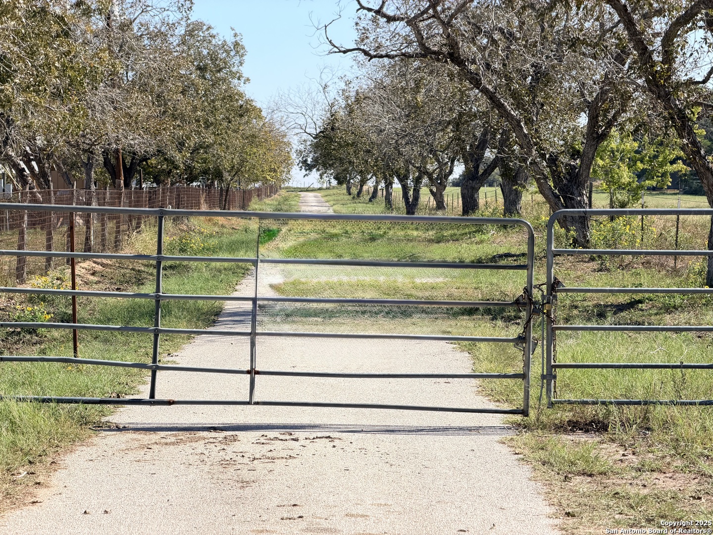 2880 2nd Street Pleasanton, TX 78064 - Photo 3 of 32 a view of a tennis court