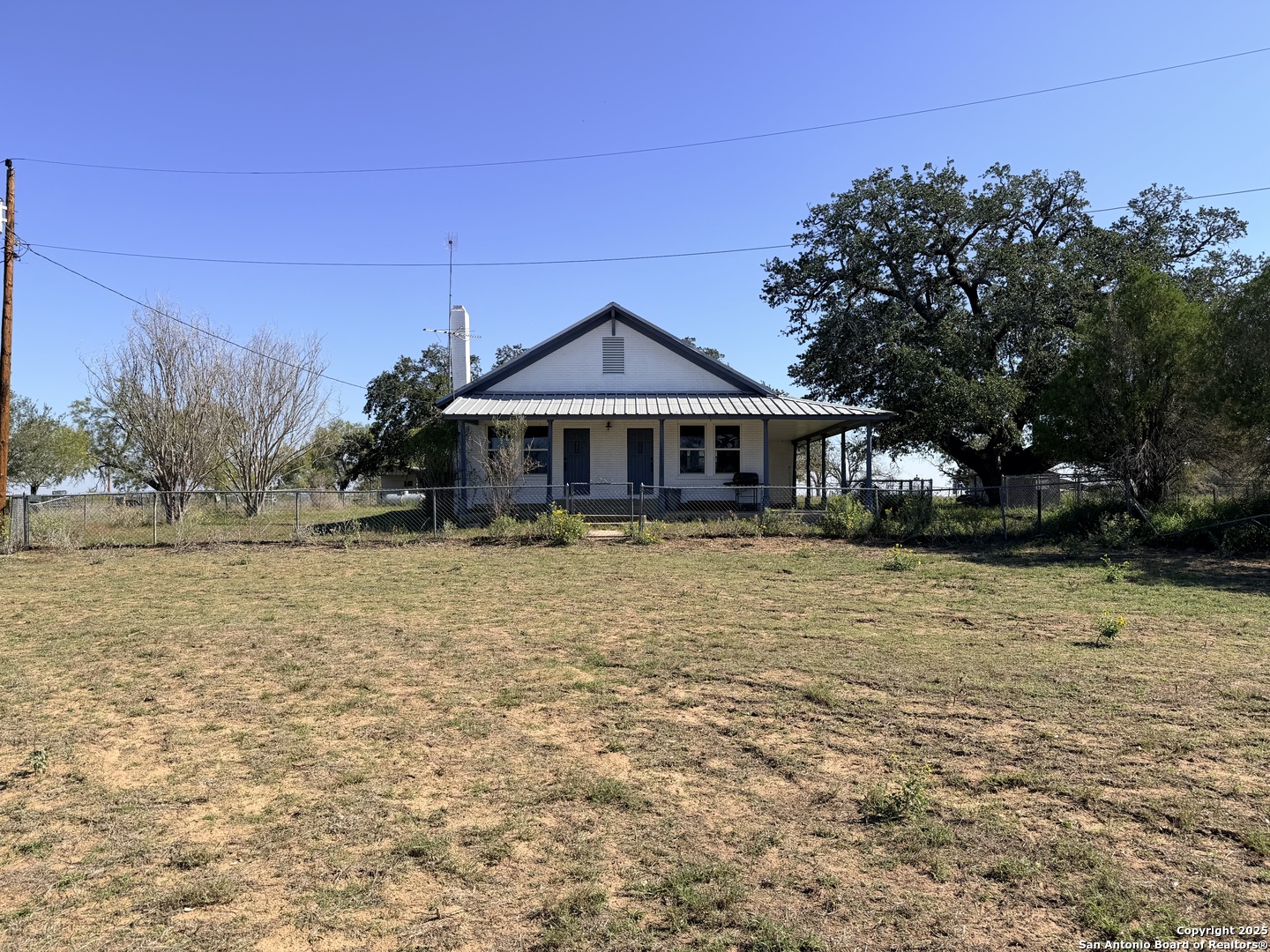 2880 2nd Street Pleasanton, TX 78064 - Photo 5 of 32 a front view of a house with a yard