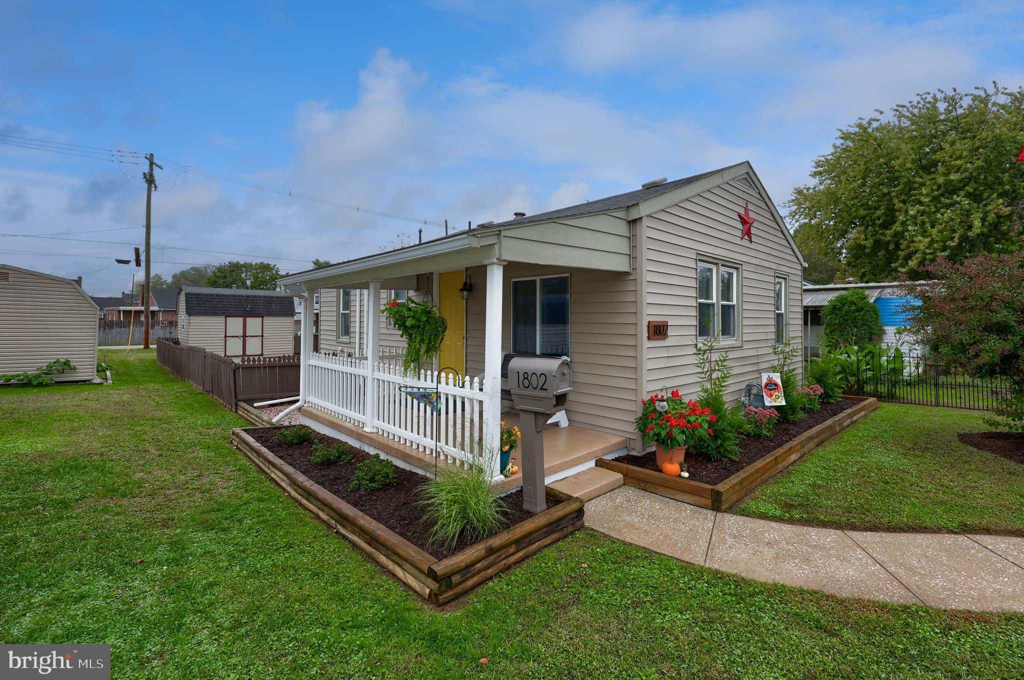a view of a house with backyard and porch
