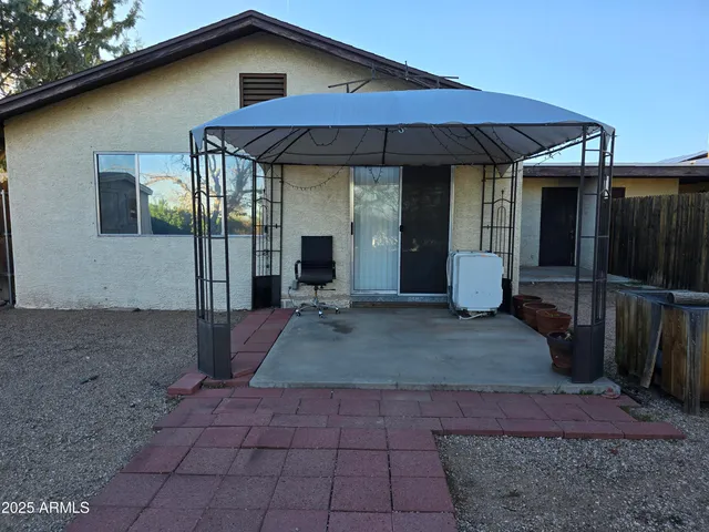 a view of a house with backyard