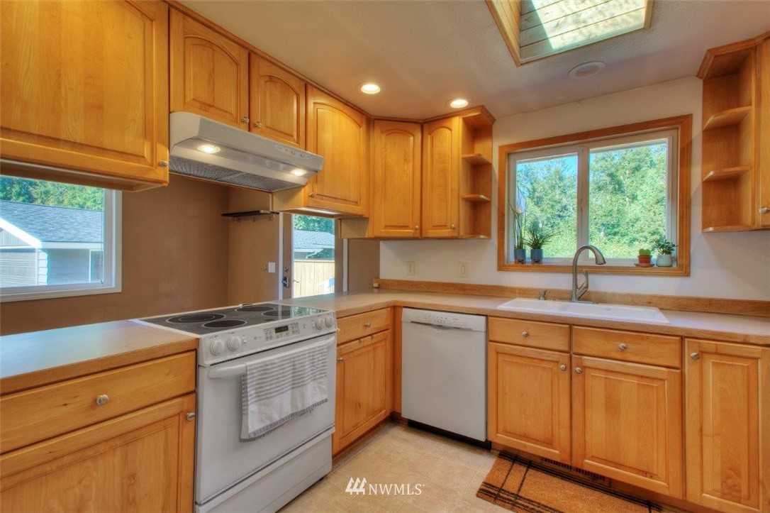 14017 183rd Avenue Southeast Renton, WA 98059 - Photo 9 of 27 Gallery Image 9