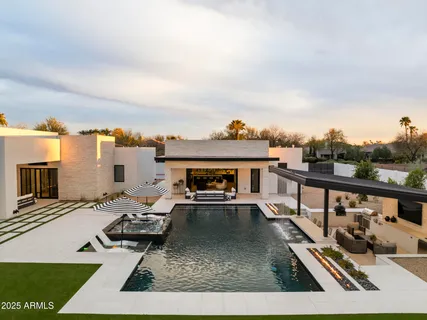 a view of an entryway with a livingroom