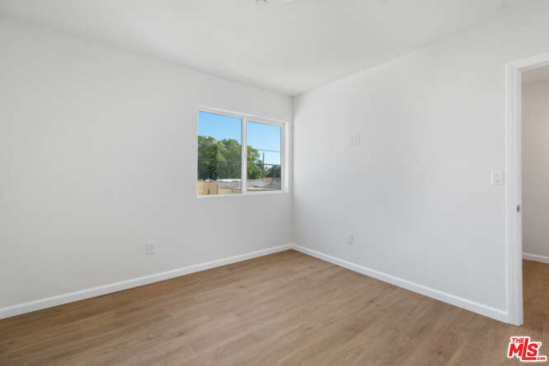 2636 Virginia Road Los Angeles, CA 90016 - Photo 21 of 31 an empty room with a window