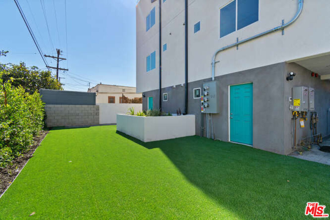 2636 Virginia Road Los Angeles, CA 90016 - Photo 31 of 31 a view of a house with backyard and garden