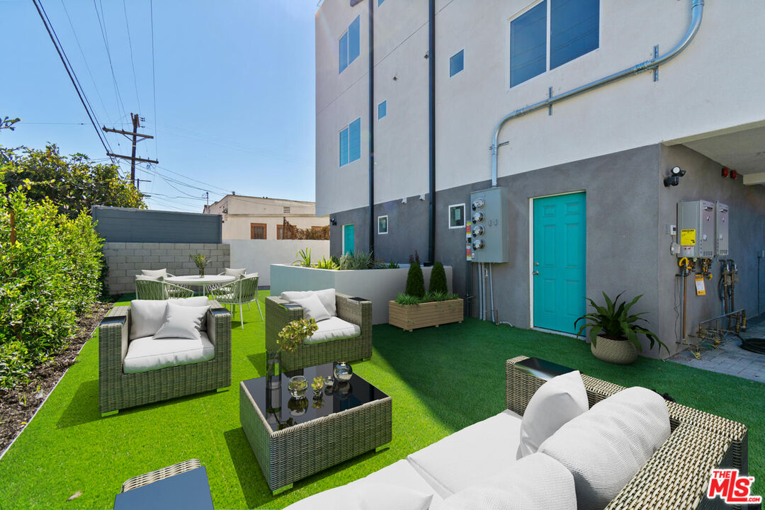 2636 Virginia Road Los Angeles, CA 90016 - Photo 5 of 31 a view of a couches in patio of back yard
