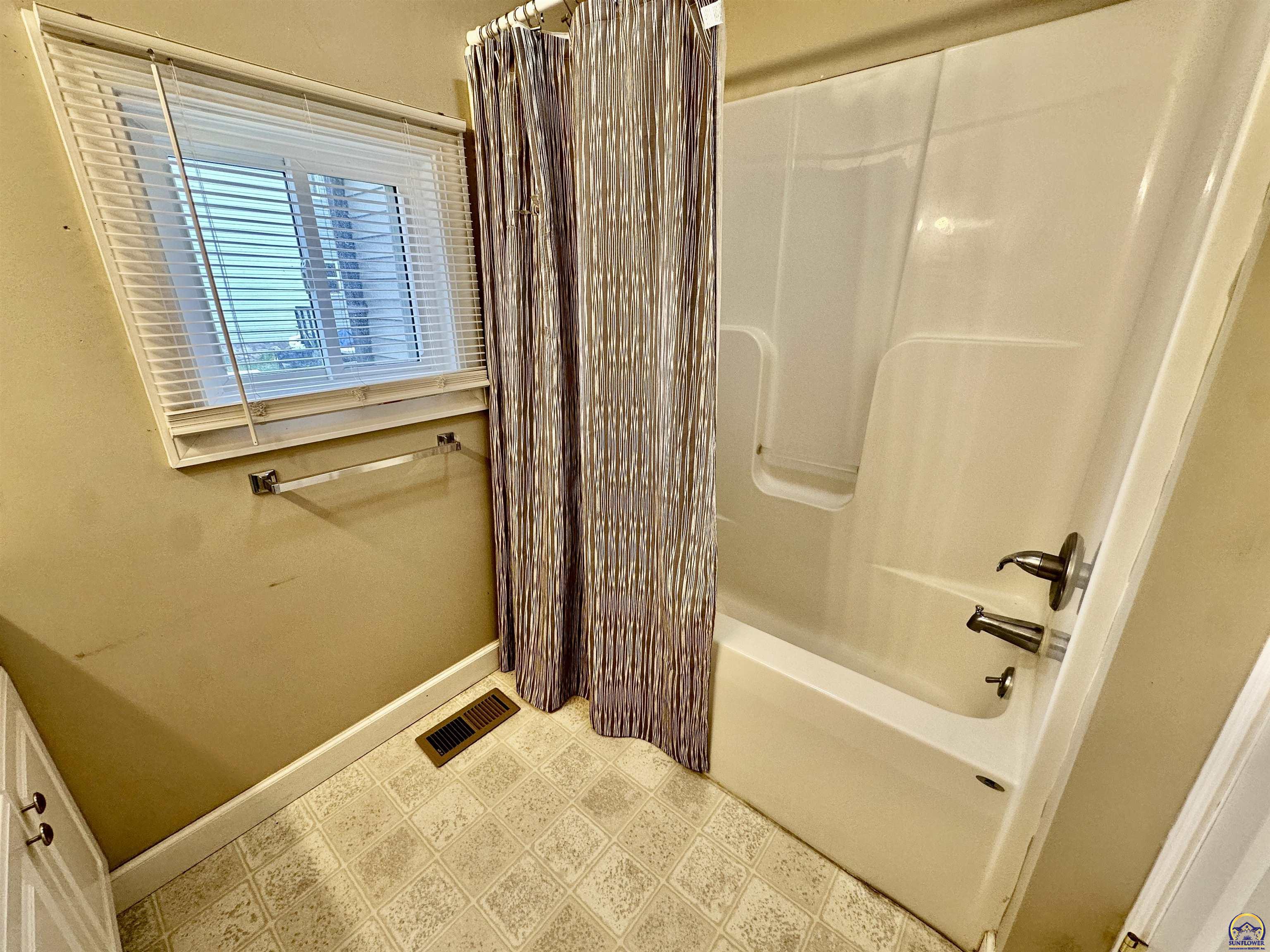 511 Southwest Buchanan Street Topeka, KS 66606 - Photo 12 of 25