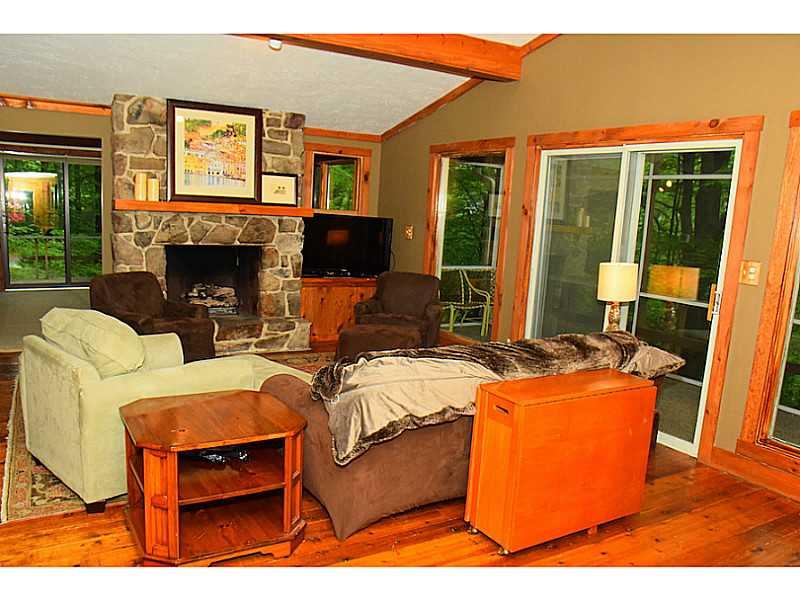 141 Imperial Road Hidden Valley, PA 15502 - Photo 3 of 25 Living Room.