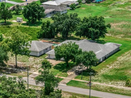 a view of a backyard