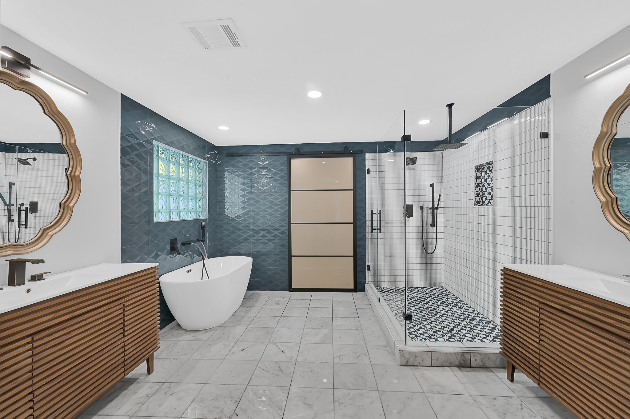 3343 Tampa Street Houston, TX 77021 - Photo 18 of 41 a spacious bathroom with a tub shower and mirror