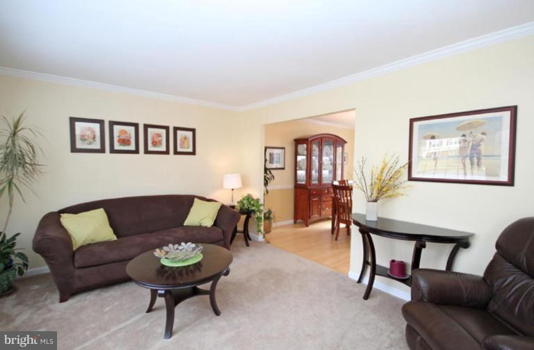 9521 Kirkfield Road Burke, VA 22015 - Photo 3 of 30 Living Room