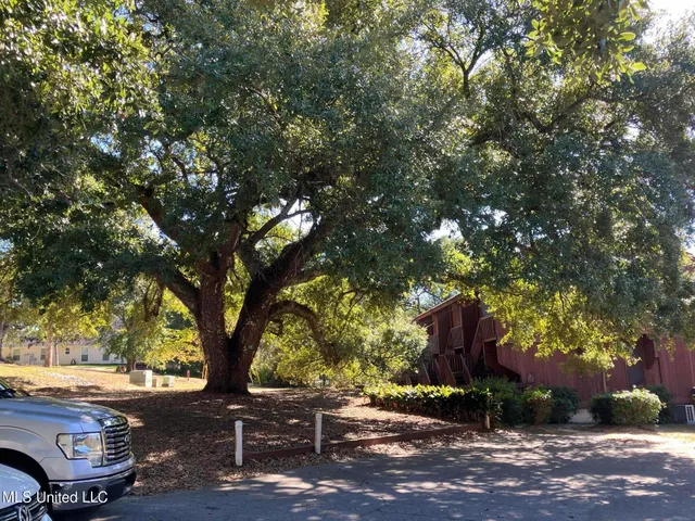 $75,000 | 230 Lakeside Villa, Unit E, Diamondhead, MS 39525