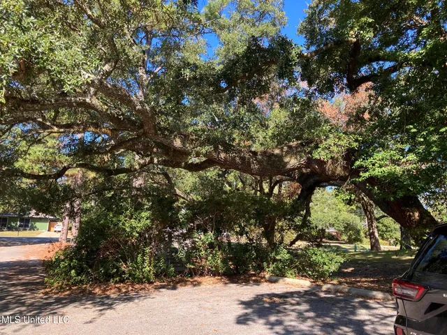 $75,000 | 230 Lakeside Villa, Unit E, Diamondhead, MS 39525