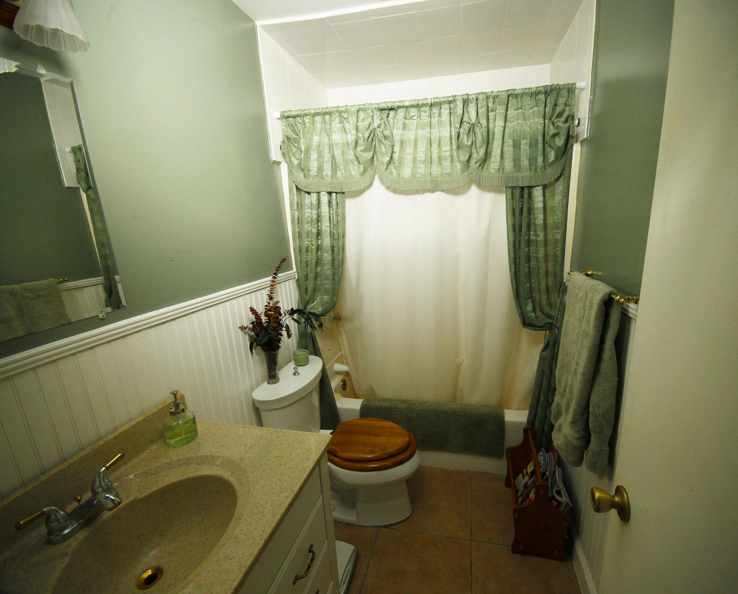 2556 C Road Loxahatchee, FL 33470 - Photo 9 of 27 Full Bathroom off Hallway