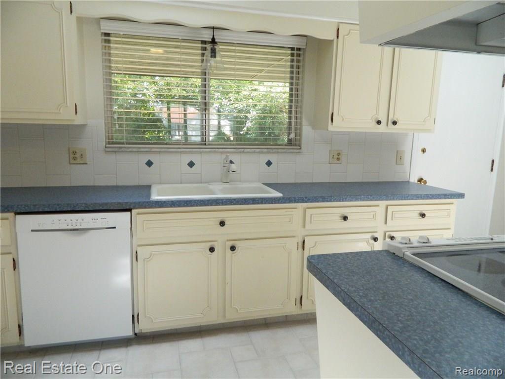1076 Torpey Road Troy, MI 48083 - Photo 4 of 21 KITCHEN