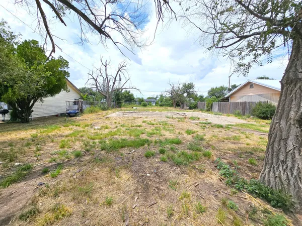 a view of a yard with an tree