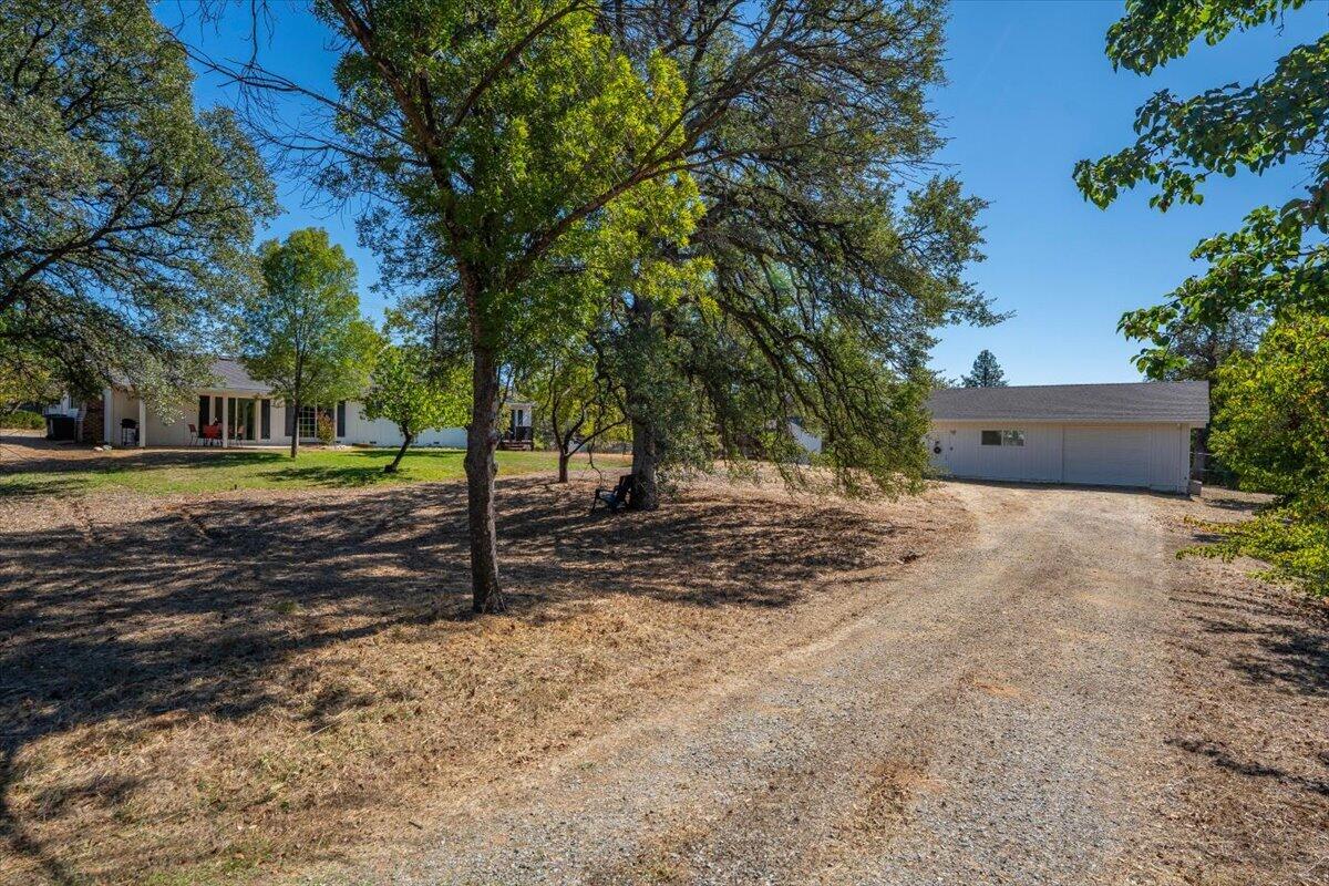 11550 Ridgewood Road Redding, CA 96003 - Photo 29 of 33 Private Driveway to Shop