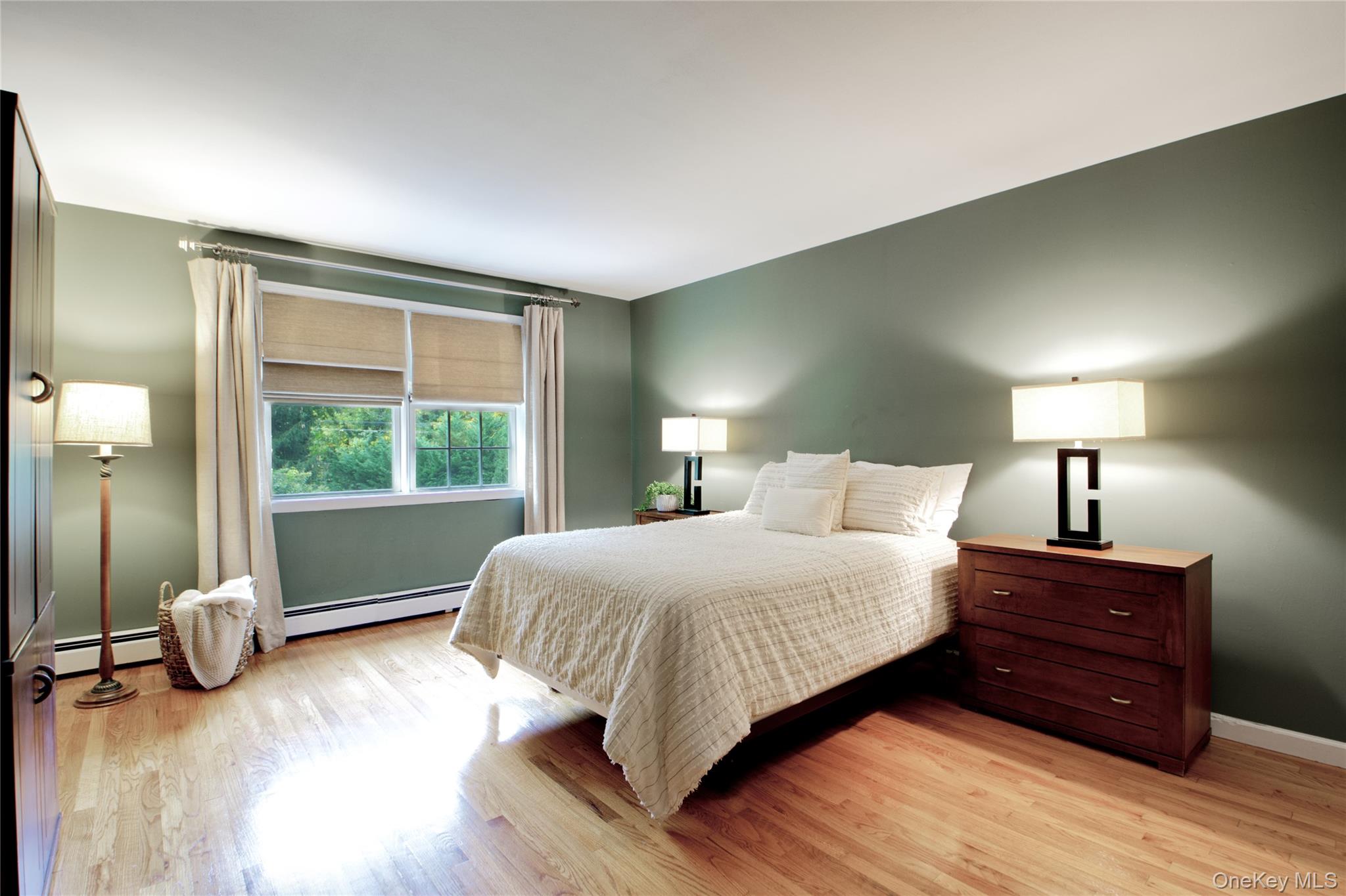4 Kimson Court Manhasset, NY 11030 - Photo 18 of 30 a bedroom with a large bed and a wooden floor