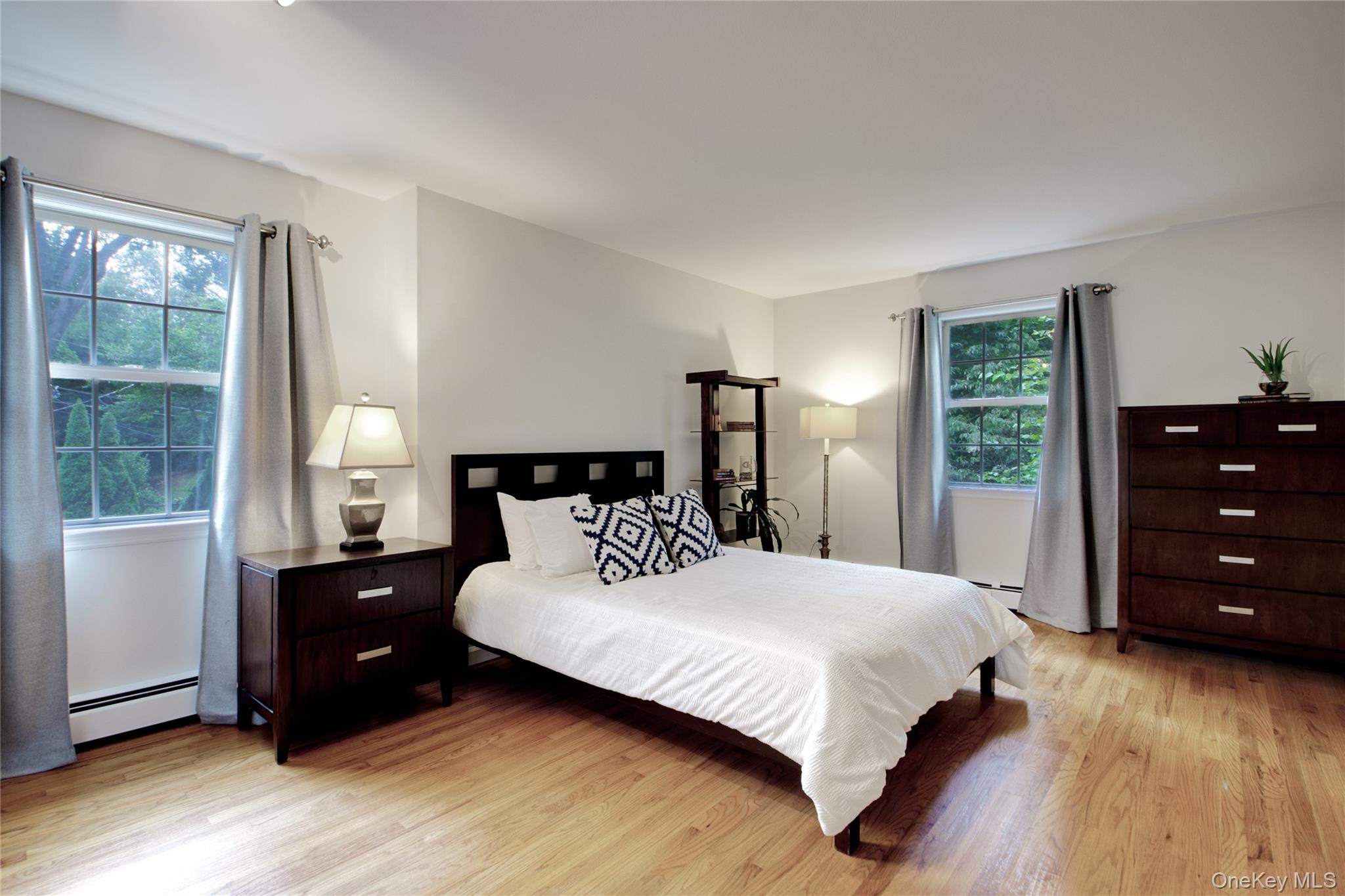 4 Kimson Court Manhasset, NY 11030 - Photo 20 of 30 a bedroom with a bed and a window