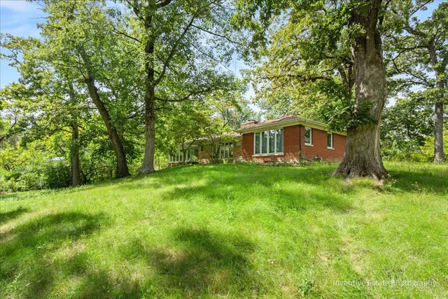 a view of a house with backyard and garden