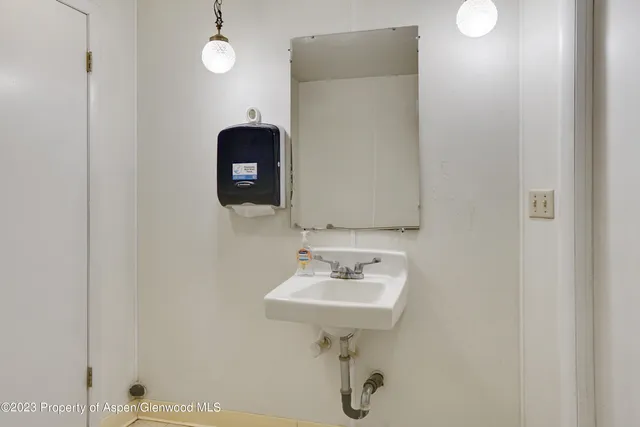 a view of a back yard