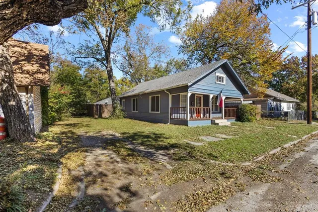 a view of a house with a yard