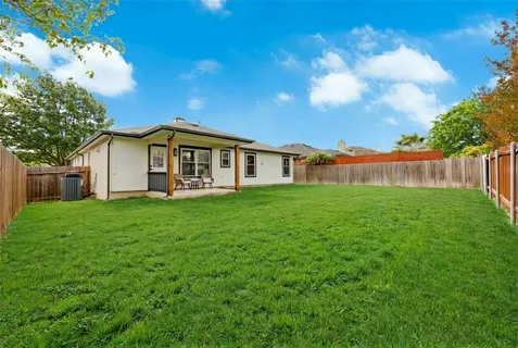 a view of a house with backyard and garden