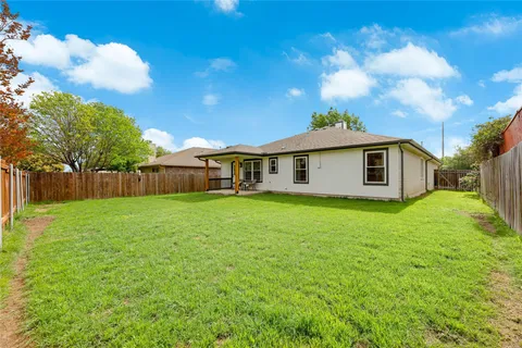 a view of a house with backyard and garden
