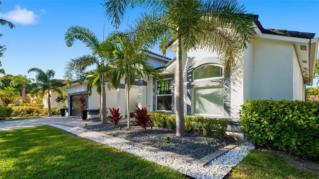 10141 Umberland Place Boca Raton, FL 33428 - Photo 3 of 28 a view of a house with a patio
