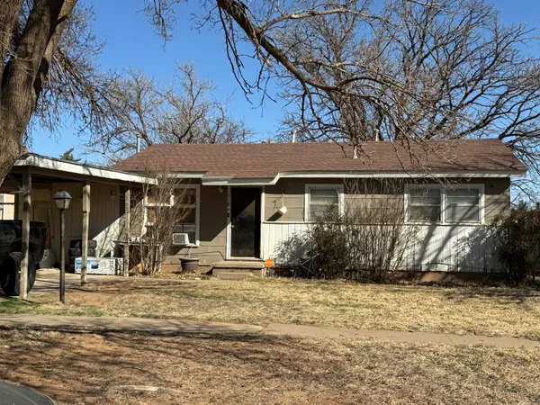 a view of a house with backyard