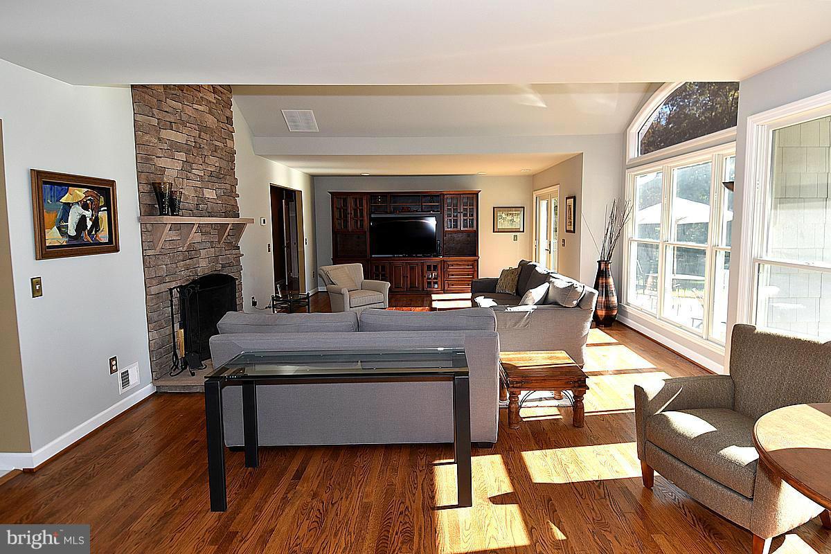 4600 Bayfields Road Harwood, MD 20776 - Photo 9 of 30 Living Room