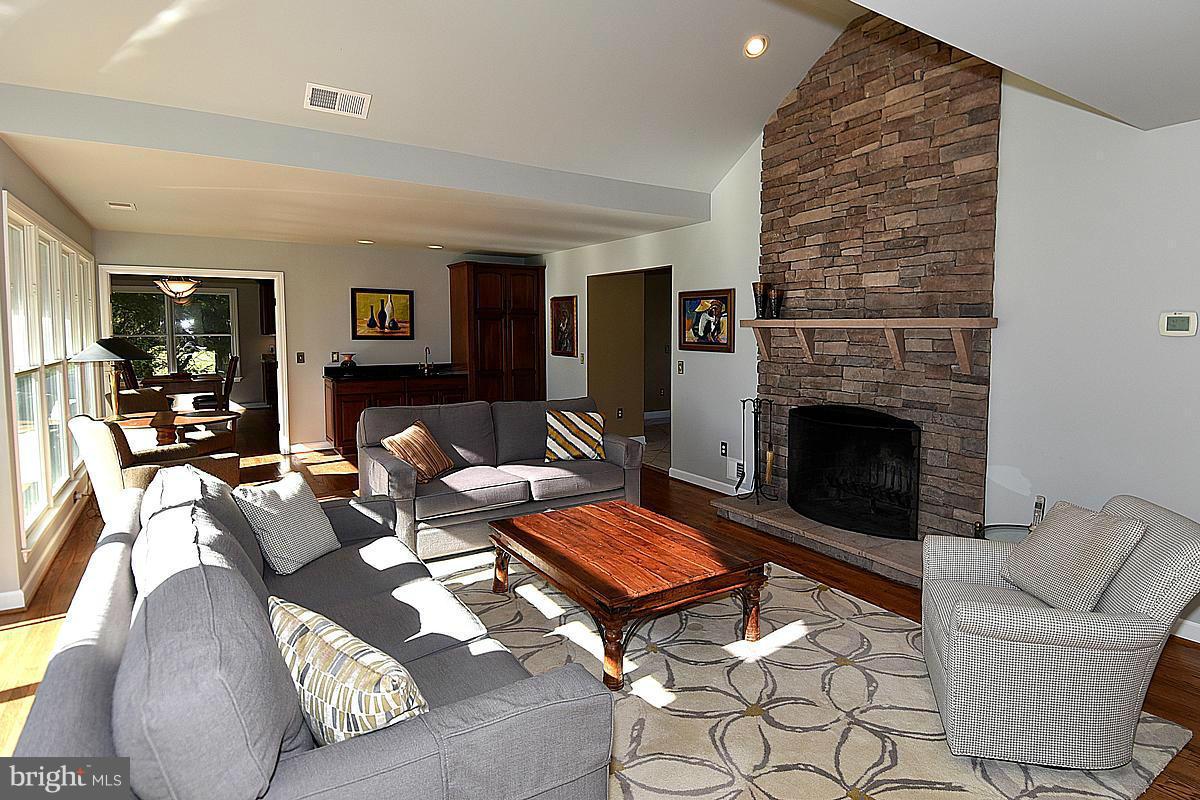 4600 Bayfields Road Harwood, MD 20776 - Photo 10 of 30 Living Room