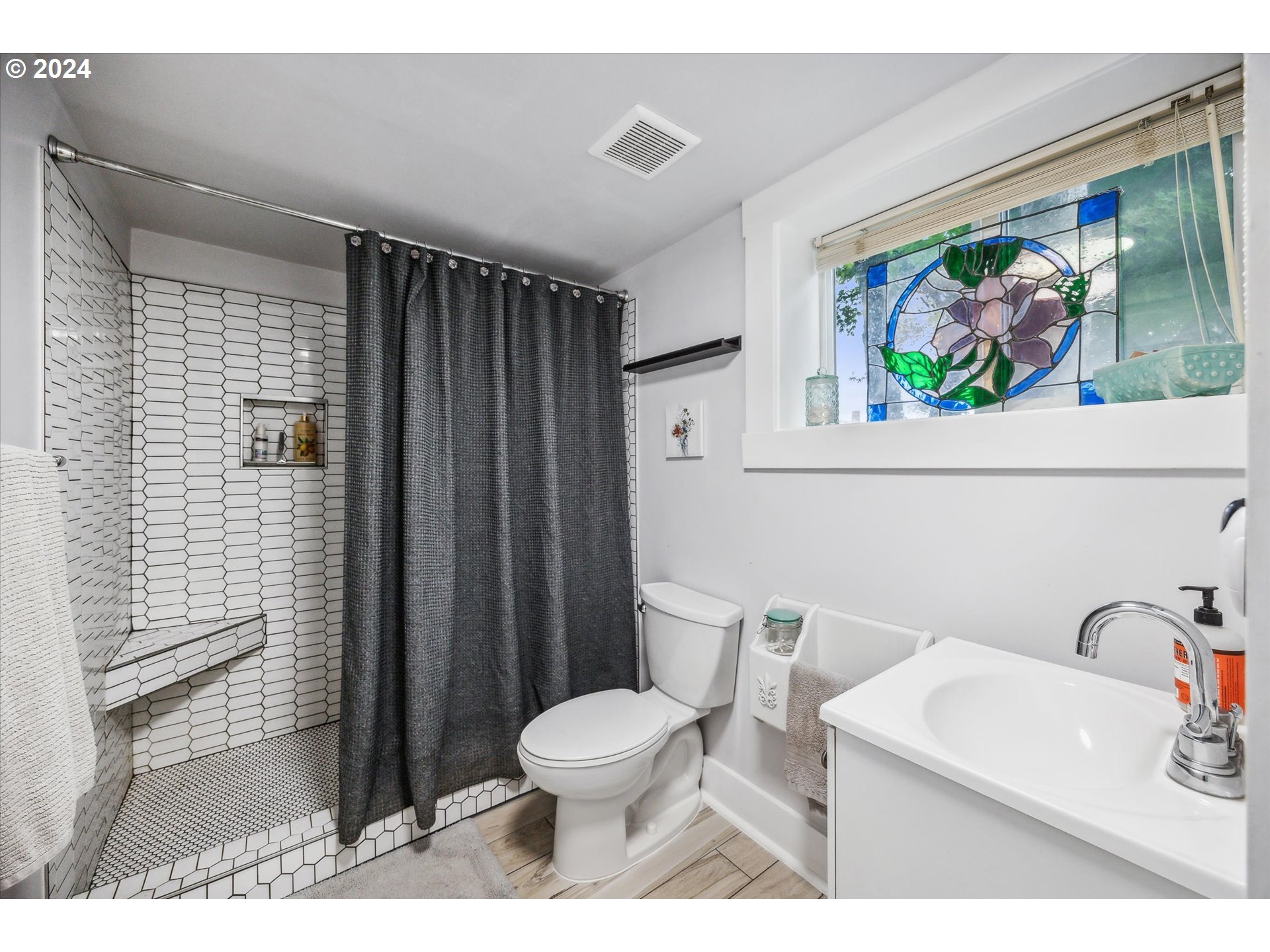 413 North 1st Avenue Ridgefield, WA 98642 - Photo 29 of 36 a bathroom with a toilet a sink and a shower