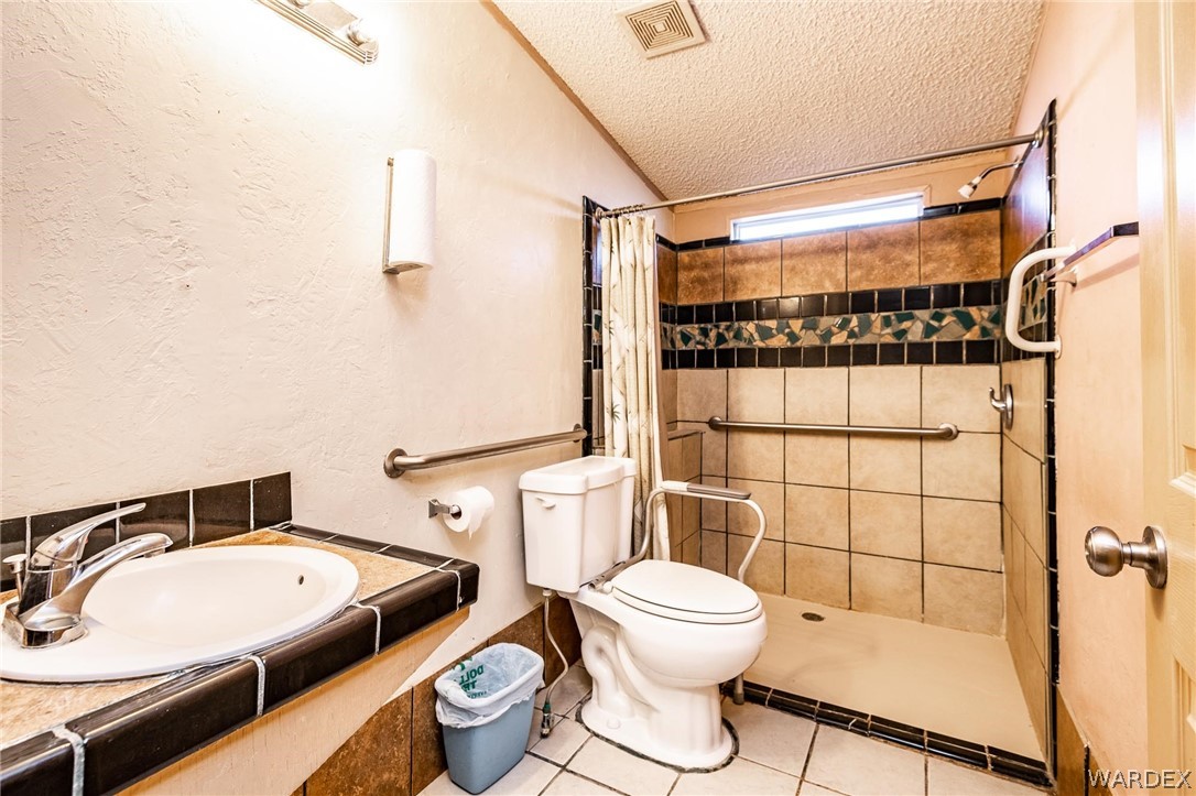 4496 Cowlic Road Golden Valley, AZ 86413 - Photo 20 of 50 a bathroom with a toilet sink and shower